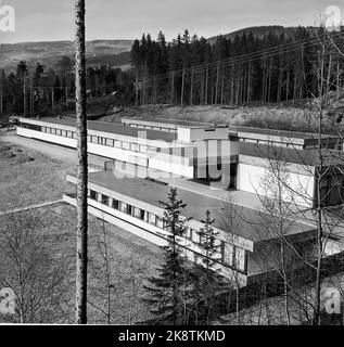 Lillehammer 19590608: Außenansicht des neuen Gebäudes zu den 'alten Werkstätten' in den 'Sandvigske Collections' in Maihaugen. Zur Eröffnung wurden 40 alte Werkstätten montiert. Auch Maihaugens wertvolle Sammlung von Bildergewebe, Ferrin und Schlitten. Foto: NTB Stockfoto