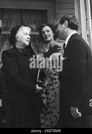 Bergen im Frühjahr 1953. Die ersten Festivalspiele. Viele bekannte Kulturpersönlichkeiten hatten den Weg zu den Festivalspielen, darunter Annie Halvorsen (TV), die nach Johan Halvorsen schrieb, hier fotografiert in Troldhaugen. Foto: Ewoos Christensen / Current / NTB. Stockfoto