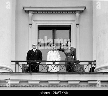 Oslo 19560517. Mai 17 in Oslo. Die Kronprinzenfamilie auf dem Schlossbalkon. Aus V: Kronprinz Olav, Prinzessin Astast und Prinz Harald, letzterer in Uniform. Harald würdigte die Wiedergabe der Nationalhymne. Foto: NTB / NTB Stockfoto