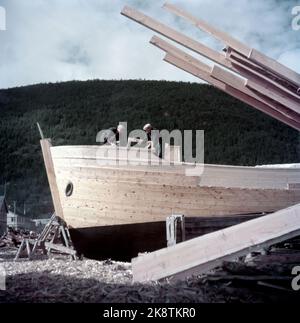 Rognan innerst i Saltdalsfjorden 19531010. Rognan er kjent over hele Nord-Norge som stedet hvor fiskeskøyter bygges Og repareres. Småskipsbyggingen har urgamle tradisjoner, for hundrevis AV år siden sto Folk Og bygde båter i små skur nede i Fjæra. De fleste bøndene har en båt for seg selv på låven i vedskjulet eller i et skur. Båtene bygges i mørke Høst--Og vinterdager når arbeidet med gardsbruket ikke stjeler så mange timer AV døgnet. Langs hele stranda i Rognan er skøyter under bygging eller til reparasjon. Foto: Sverre A. Børretzen / Aktuell / NTB Stockfoto