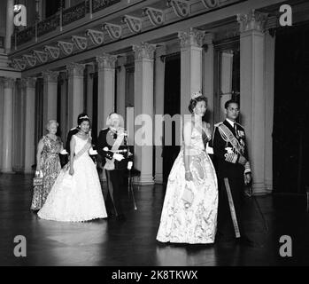 Oslo 19600919. Staatsbesuch/öffentlicher Besuch. König Olav wird von König Adulayadej Bhumibol von Thailand und Königin Sirikit besucht. Hier kommen die Royals zu einem Galadiner im Schloss an. Forrest: König Bhumibol mit Prinzessin Astrid, dann König Olav und Königin Sirikit, an Sutt-Kronprinz Harald mit unbekannter Gefährtin. Foto: NTB / NTB Stockfoto