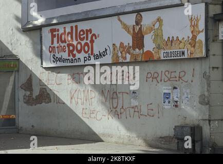 Oslo 197209: Wahlkampf vor dem Referendum über die Mitgliedschaft in der Europäischen Gemeinschaft EG: Referendum über die EG. Hier ohne Strich mit Sprühfarbe an der Wand geschrieben: 'EWG bedeutet höhere Preise, gegen den EWG-Kapitalismus zu kämpfen!' EEC / EF / EU Foto: NTB / NTB auch im Bild: Kinoplakat für Geiger auf dem Dach / Spellemann auf dem Dach. Stockfoto