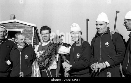 Elverum 19650220 Norwegen organisiert die Weltmeisterschaft im Biathlon in Terningmoen in Elverum. Das norwegische Team wurde Weltmeister. Von V: Unbekannt, Ola Wærhaug, Ragnar Tveiten mit Lorbeerkranz, Ivar Nordkil und Olav Jordet. Foto: Hordnes / NTB / NTB (sofern die Namen korrekt sind) Stockfoto