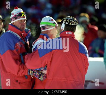 Olympische Winterspiele 19940222 in Lillehammer. Herren, 4 x 10 km. Bjørn Dæhlie atmet nach der letzten Etappe, im Gespräch mit Trainer Inge Bråten und Schiffspräsident Johan Baumann (mit dem Rücken). Italien gewann, Norwegen belegte den zweiten Platz und Finnland den dritten Platz. Das norwegische Team bestand aus: Sture Sivertsen, 1. Etappe, Vegard Ulvang, 2. Etappe, Thomas Alsgaard, 3. Etappe und Bjørn Dæhlie letzte Etappe. Foto: Jon EEG / NTB Stockfoto
