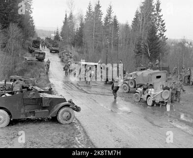 Vestfold 1952115. Die erste Militärübung in Norwegen in der Nachkriegszeit nahm an 30.000 Männern und 7.000 Fahrzeugen in der Übung 'Herbst' Teil Es war eine regnerische Übung. Zwischen den Regenfällen hing der Verschluss schwer in den Baumkronen, alles war durchnässt, grau, traurig und sauer. Die Vorladung kam aus Ostnorwegen, Sørlandet, Rogaland, Møre und Trøndelag. Auf dem Bild sind vor und im Hintergrund Die Lerkerwagen Bereit zum Vorrücken. Foto: Sverre A. Børretzen / NTB Stockfoto