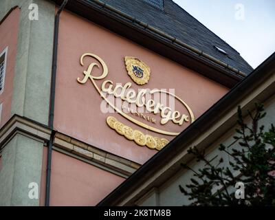 Logo des Radeberger Pilsner Bieres auf einer Gebäudeaußenseite. Die berühmte Brauerei in sachsen produziert Getränke. Goldene Buchstaben als auffällige Werbung. Stockfoto