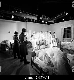 Oslo, 19600216. Bilder aus der Aufnahme des Films „surrounded“ unter der Schirmherrschaft von Arne Skouen. Rolf Kirkvaag spielte die Rolle des Senior Tore Aurie am National Hospital in Oslo. Er versteckte Gegner während des Krieges. Hier sind SS-Soldaten gekommen, um ihn zu verhaften. Beachten Sie die Scheinwerfer an der Decke. Foto: Ivar Aaserud / NTB Stockfoto