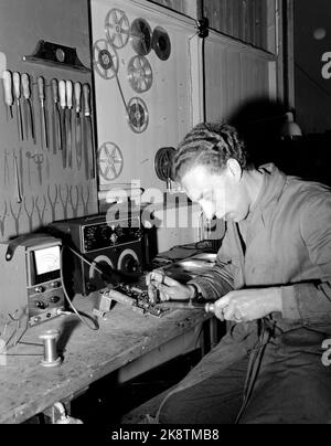 Oslo Dezember 1949. Das Magnetophon wird in Norwegen eingeführt. Es ist die Firma Proton, die die Exklusivrechte an dem Namen Magnetophon besitzt. Später wird die Maschine unter einer Vielzahl von Namen bekannt, wie Bandpillen, Klebeband, Tonbandgerät und Spülgerät. Hier von Proton's Räumlichkeiten, wo Sie nach Verbesserungen des Tape-Players forschen. Mann, der mit einem Lötbolzen arbeitet. Foto: Sverre A. Børretzen / Aktuell / NTB Stockfoto