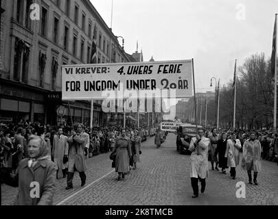 Oslo 19500501 1. Mai in Oslo. Plakate und Passwörter im Zug am Karl-Johans-Tor. Hier ein Poster mit dem Text "Wir benötigen vier Wochen Urlaub für Jugendliche unter 20 NTB / NTB Stockfoto