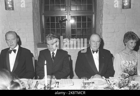 Oslo 19801114. Der rumänische Präsident Nicolae Ceausescu und Frau Elena zu einem offiziellen Besuch in Norwegen. Die Regierung gab ein Abendessen für Präsident Ceausescu im Schloss Akershus. Z. B. Premierminister Odvar Nordli, Präsident Ceausescu, König Olav und Kronprinzessin Sonja. Foto: Henrik Laurvik / NTB Stockfoto