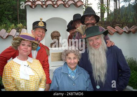 Kristiansand 19910609. Der Zoo in Kristiansand. Eröffnung von Cardamom City. Die Witwe von Thorbjørn Egner, Annie Egner, wurde zur offiziellen Eröffnung der Stadt Cardamom im Zoo geleitet. Hier sehen wir sie vor der Mitte des Bildes stehen. Schauspieler Henki Kolstad als Tobias (t.h.). Hinten (TV) Per Asplin als Polizeichef Bastian. Büste von Thorbjørn Egner im Hintergrund. „Menschen und Räuber in Cardamom City“ Foto: Hallgeir Oftedal / NTB Stockfoto