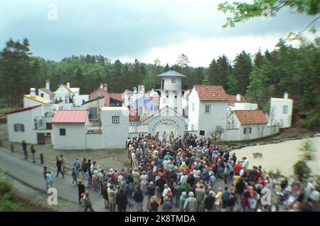 Kristiansand 19910609. Der Zoo in Kristiansand. Eröffnung von Cardamom City. Die Witwe von Thorbjørn Egner, Annie Egner, wurde zur offiziellen Eröffnung der Stadt Cardamom im Zoo geleitet. Es war während der Eröffnung eng vor dem Stadttor. Foto: Hallgeir Oftedal / NTB Stockfoto
