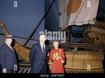 Oslo 198204 14-16 das spanische Königspaar König Juan Carlos und Königin Sofia bei einem offiziellen Besuch in Norwegen. Hier vom Besuch des Kon Tiki Museums. Z. B. König Olav, König Juan Carlos und Königin Sofia. Foto: NTB / NTB Stockfoto