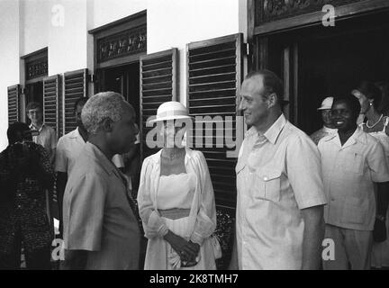 Tansania November 1981. Das Kronprinzenpaar bei einem offiziellen Besuch in Tansania. Hier sind Kronprinz Harald und Prinzessin Sonja mit Präsident Julius Nyerere vom Staatshaus dar-es-Salaam. Foto: NTB / NTB Stockfoto