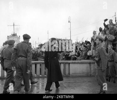 Oslo 19450607: Friedenstage 1945 Eine jubelende Menschenmenge auf der Honnørbryggen begrüßte die königliche Familie am 7. Juni 1945 nach Norwegen zurück. Hier begrüßt König Haakon die Teilnehmer. Foto: NTB / NTB NTB-Ordner: Royal. Stockfoto