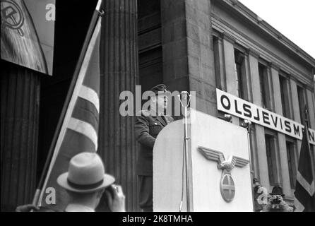 Oslo 19440515 Norwegen während des Zweiten Weltkriegs. Ministerpräsident Vidkun Quisling spricht auf dem Universitätsplatz in Oslo gegen das, was er die Verräter in London nennt, und den Kampf gegen den Bolschewismus. Quisling auf der Kanzel. Deutscher Adler und Sonnenkreuz auf der Kanzel. Norwegische Flagge auf dem Bild. Foto: Kihle / NTB / NTB Stockfoto