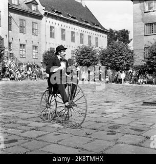 Bygdøy 19570825 Parade von alten Fahrrädern im Volksmuseum. Mann mit moderner Kleidung auf einem alten Fahrrad. Foto: Jan Nordby / NTB / NTB Stockfoto