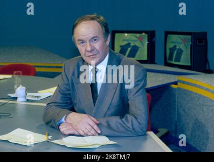 Oslo 19881129. Ole Kristen Harborg, Reporter NRK. Hier im Studio im Zusammenhang mit der Sendung 'Antenna Ten'. Foto: Knut Falch/NTB ** stark gelber Schnitt auf Original ** Stockfoto