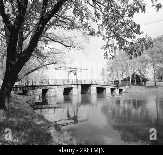 Fredrikstad 19590530 'Touristidylll aus dem Jahr 1567' die einzige erhaltene Festungsstadt der nordischen Region - erbaut im Regenschirm, heute eine große, friedliche Idylle - liegt in Fredrikstad. Die alte idyllische Windbrücke, die einst die einzige Verbindung der Altstadt mit der Außenwelt war. Foto; Aage Storløkken / Aktuell / NTB NB! Foto wurde nicht behandelt! Stockfoto