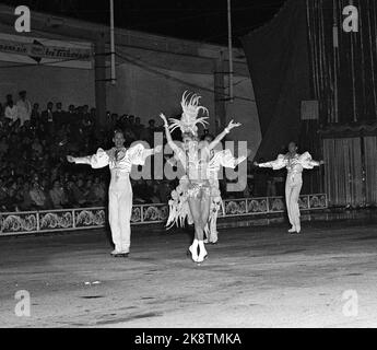 Oslo 19530821 Art Runner Sonja Henie in Oslo mit ihrer großen Eisschau. Zum ersten Mal nach dem Krieg sollte Sonja Henie für ein norwegisches Publikum auftreten. Hier in Aktion während der Eröffnungsshow im Jordal Amfi. Jordal, (immer noch eine Freiluftstrecke) wurde mitten im Sommer vereist. Die Show hatte 33 Vorstellungen, alle mit vollen Häusern. Foto: Høel / NTB / NTB Stockfoto