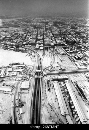 Der Oslo Fjord Februar / März 1970. Strenge Kälte führte dazu, dass der Oslo-Fjord vereist wurde, und als die letzte Fähre zwischen den Inseln im Oslo-Fjord zerstört wurde, waren die Inselbewohner auf Lindøya, Hovedøya, Bleikøya und Gressholmen vollständig von der Außenwelt isoliert. Hier ein Übersichtsbild aus dem Hafen von Oslo mit Bjørvika, E-18, der Verkehrsmaschine Bispelokket, der Ostbahn mit den Gleisen und der Burg im Hintergrund. Foto: Per Ervik / Current / NTB Stockfoto