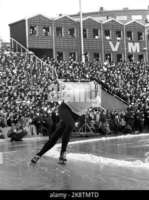 Oslo 19650214 World Championships im Bislett Stadium in Oslo, für überfüllte Tribünen. Hier der Norweger Fred Anton Maier in Aktion von 10.000 Metern. Er nahm Bronze in der Ferne mit einer Zeit von 15.58.6. Foto; NTB / NTB Stockfoto