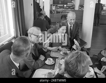 Oslo 19630928 'ROLLEBYTTE FOR ANNEN GANG' Parlamentarisk Drama i Stortinget. Erörterte Punkte i 30 Timer. Statsministeren heter igjen Einar Gerhardsen, etter at koalisjonsregjeringen til John Lyng ved Høyre, Kristelig Folkeparti, Venstre Og Senterpartiet gikk AV 25. september 1963. NRK fjernsyn tar opptak Fra hele erörterte Og formidler den til det norske Folk. Ihr Deler Einar Gerhardsen (AP) stol med sin kone Werna Gerhardsen i stortingsrestauanten før åpningen AV første dags debatt. Forhenværende Industrieminister Kjell Holler tv. Foto: Aage Storløkken / Aktuell / NTB Stockfoto