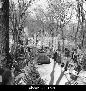 Oslo 1954-04-21 Begräbnis der Kronprinzessin Märtha. Die Bahre wird von der Kathedrale nach Akershus getragen. Foto: NTB / NTB Stockfoto