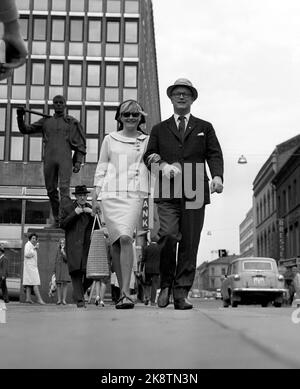 Oslo 196606. Povel Ramel und Monica Zetterlund sind mit der Knäppuprevue in Oslo. Hier sind sie in Youngstorget mit dem Volkshaus im Hintergrund. Photo Aage Storløkken / Aktuell / NTB Stockfoto