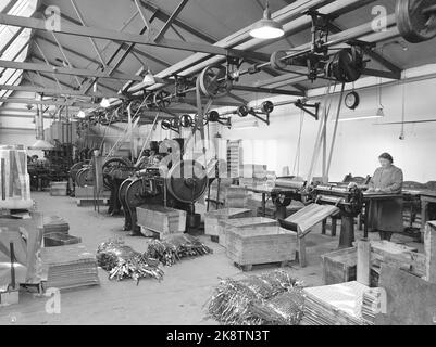 Moss 19500918. Helly-Hansen Fabrik in Moss. Norwegen erhält wie andere europäische Länder Unterstützung in Form von Darlehen und Geschenken für den Wiederaufbau der Vereinigten Staaten nach dem sogenannten Marshallplan. Die Rohstoffe aus den USA wurden in norwegischen Unternehmen weiter veredelt. Hier sehen wir von der Kromkork-Fabrik bei Helly-Hansen. Das Unternehmen stellt unter anderem Sportbekleidung, Schwimmwesten, Stiefel und Regenbekleidung her. Foto: Jan Stadium NTB / NTB Stockfoto