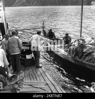 Oslo, 195705 die Aufnahme des Films die Wikinger (Wikinger). Hier ist es bereit für Aufnahmen und Tony Curtis ist bereit im Boot. Foto: Aage Storløkken / Current Stockfoto