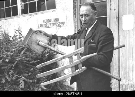 Osterøy 19680727. Havråtunet in Osterøy in Hordaland ist ein Hof, in dem die Vergangenheit noch lebt. Um das Jahr 1300 war Havråtunet ein gut etablierter Bauernhof. Der Konservator des Landwirtschaftsmuseums Hordaland Johannes Revheim legt viel Arbeit in den Erhalt von Havråtunet. Hier mit Werkzeugen, die bis 1922 im Hof verwendet wurden. Raucht Rohr. Foto: Sverre Børretzen Current / NTB Stockfoto