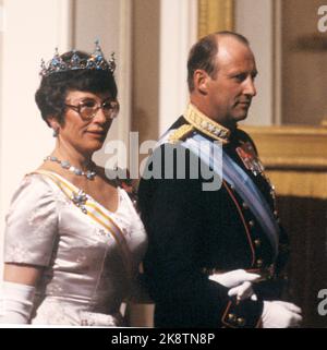 Oslo 198204 14-16 das spanische Königspaar König Juan Carlos und Königin Sofia bei einem offiziellen Besuch in Norwegen. Hier sind Prinzessin und Kronprinz Harald auf dem Weg zum Galadiner im Schloss. Foto: NTB / NTB Stockfoto