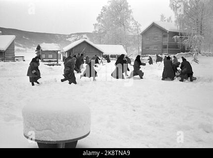 Fagernes 19680120 'Kontra-Revolution auf Fagernes.' Für den großen Halbdokumentarfilm über die Konterrevolution in Russland von 1920 bis 1921 besetzt die deutsche Fernsehgesellschaft zweite Deutsche Fernsehen wichtige Szenen in Fagernes. Auf dem Land des Valdres-Volksmuseums wird ein sibirisches Dorf errichtet, das in Brand gesetzt und die Bewohner verjagt wird. Foto; Aage Storløkken / Aktuell / NTB Stockfoto