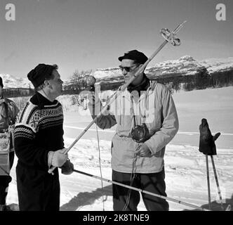 Beitostølen 19620323 unter der Leitung von Erling Stordahl und Håkon Brusveen finden in Beitostølen erstmals Skikurse für Blinde statt. NRK war an Ort und Stelle, um das Ereignis zu verewigen. Hier erklärt Stordahl (TV), wie er hören kann, ob es Hindernisse gibt, indem er die Stöcke zusammenlegt und dem Echo zuhört. Jan Frydenlund macht Aufnahmen. Foto: Aaserud / Aktuell / NTB Stockfoto