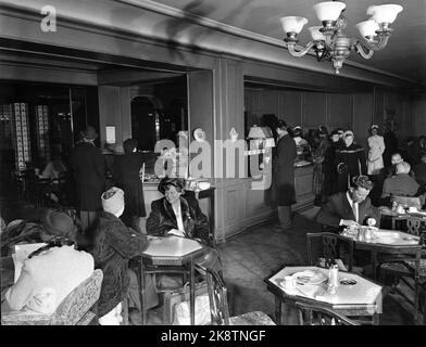 Oslo 19530201 Interieur aus Møllhausen Konditori im Karl Johans Tor. Kunden an der Theke im Hintergrund, Menschen genießen kleine Tische im Vordergrund. Foto: NTB / NTB Stockfoto