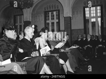 Oslo Dezember 1945. Verteilung des Friedensnobelpreises. Der Preis ging an Max Hubert, das Internationale Rote Kreuz und an Cordell Hull. Hier ist König Haakon in Uniform zu sehen. Kronprinz Olav sitzt und schaut nach oben, neben Kronprinzessin Märtha. Foto: Johnsen / NTB Stockfoto