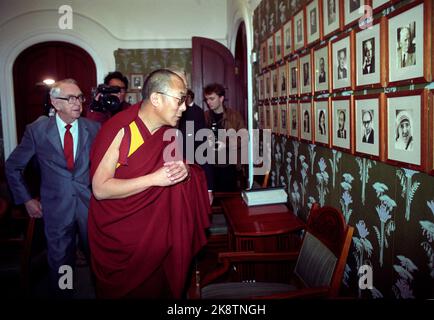 Oslo 198912: Friedensnobelpreis 1989 an den Dalai Lama. Das Bild: Der Friedensgewinnerin Dalai Lama am Tag nach der Preisverleihung im Nobelinstitut. Hier sieht er sich die Sammlung ehemaliger Friedenspreisträger an. Der Vorsitzende des Nobelkomitees, Egil Aarvik, an v. Foto: Bjørn-Owe Holmberg Stockfoto