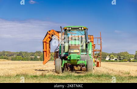 Großer john deere Traktor auf einem East Hampton Farmfeld Stockfoto