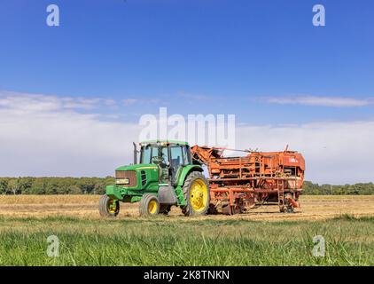 Großer john deere Traktor auf einem East Hampton Farmfeld Stockfoto
