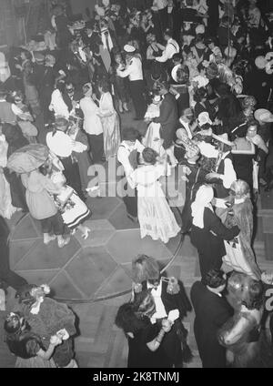 Oslo. Das Regenbogenrestaurant. Karnevalnacht im Zeichen von Schüssen. Die Schriftstellervereinigung veranstaltet den Shooting Year Karneval in Oslo für Einkommen für alte, unproduktive Schriftsteller und Witwen von Schreibern. Hier von der Tanzfläche. Foto: NTB Stockfoto