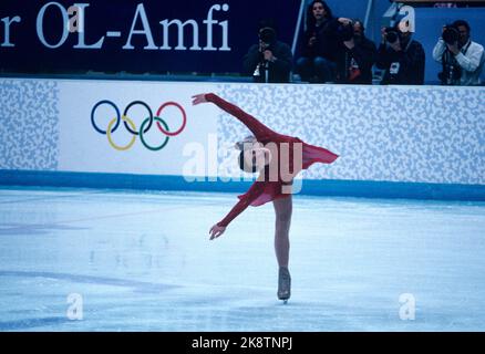 Hamar 19940225 OL Lillehammer-94, Eiskunstlauf, freie Frauen im Hamar Olympic Amphitheater. Katarina Witt in Aktion in ihrem Freilauf, choreografiert nach dem Lied „Where have All The Flowers Gone“, das sie den hart erprobten Menschen in Sarajevo widmete, wo sie 1984 ihre ersten Olympischen Spiele gewann. Foto: Johnny Syversen / NTB Stockfoto