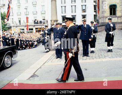 Oslo 19780702. König Olav 75 Jahre. König Olav verlässt das Storting nach dem Empfang im Zusammenhang mit dem Jubiläum. Foto: Bjørn Sigurdsøn NTB / NTB Stockfoto