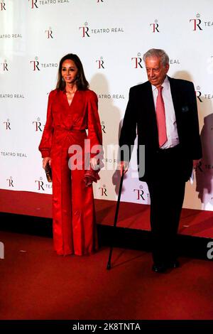 Madrid, Spanien. 24. Oktober 2022. Isabel Preysler, Mario Vargas llosa kommen am Montag, den 24. Oktober 2022, zur Premiere Opera Aida in Madrid. Quelle: CORDON PRESS/Alamy Live News Stockfoto