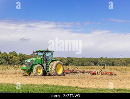 Großer john deere Traktor auf einem East Hampton Farmfeld Stockfoto