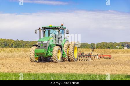 Großer john deere Traktor auf einem East Hampton Farmfeld Stockfoto