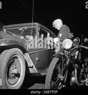 Polizei Oslo 1955 auf zwei Rädern Eine Motorradpatrouille des Oslo Police Traffic Corps geht aus, um ihre Positionen im Verkehr zu finden. Das Vorderrad ist mit Funksender und Empfänger ausgestattet, Experte mit der Ausrüstung. Die Motorradpolizei in Oslo verwendet Norton 500-Motorräder, von denen 14 zur Verfügung stehen. Die Höchstgeschwindigkeit beträgt 135-140 km/h, und die wenigen rohen Fahrer schaffen es, diese Jungs zu verlassen, wenn sie auf der Straße bleiben wollen. Polizeibeamter auf dem Motorrad führt die Fahrzeugkontrolle durch. Foto; Sverre A. Børretzen / Aktuell / NTB NB! Foto nicht Bild behandelt !!! Stockfoto