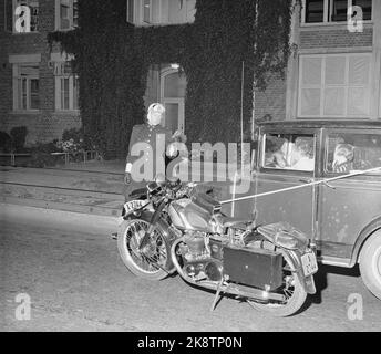 Polizei Oslo 1955 auf zwei Rädern Eine Motorradpatrouille des Oslo Police Traffic Corps geht aus, um ihre Positionen im Verkehr zu finden. Das Vorderrad ist mit Funksender und Empfänger ausgestattet, Experte mit der Ausrüstung. Die Motorradpolizei in Oslo verwendet Norton 500-Motorräder, von denen 14 zur Verfügung stehen. Die Höchstgeschwindigkeit beträgt 135-140 km/h, und die wenigen rohen Fahrer schaffen es, diese Jungs zu verlassen, wenn sie auf der Straße bleiben wollen. Polizeibeamter auf dem Motorrad führt die Fahrzeugkontrolle durch. Foto; Sverre A. Børretzen / Aktuell / NTB NB! Foto nicht Bild behandelt !!! Stockfoto