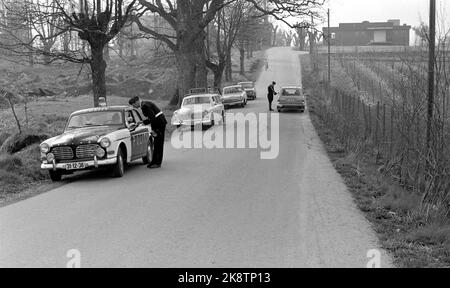 1969-05-12 "die Polizei versucht neue Straßen". Makan zur Beherrschung des Beschleunigers wurde auf den Straßen in Vestfold noch nie registriert. Aber dann war auch die großräumige Kontrolle der Polizei, die Operation Sample County genannt wurde, sowohl in der lokalen als auch in der Hauptpresse gründlich im Voraus. Auf einer Nebenstraße der Ekeberg-Schule in Holmestrand warteten die Polizeiautos einige hundert Meter weiter oben auf eine Funknachricht des Radarwagens, die auf eine Beschleunigung aufmerksam gemacht wurde. Foto: Aage Storløkken / Aktuell / NTB Stockfoto