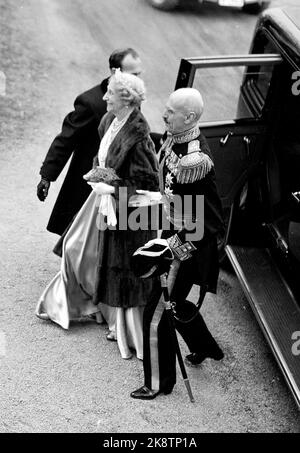 Asker 19530515. Am Hochzeitstag von Prinzessin Ragnhild und Reeder Erling Lorentzen gab es ein großes Volksfest, als sie in der Asker Kirche heirateten. Hier sehen wir König Haakon und Prinzessin Ingeborg von Schweden bei der Hochzeit ankommen. Langes Kleid mit Pelz und Diadem. Foto: SV. A. Børretzen / Strom Stockfoto